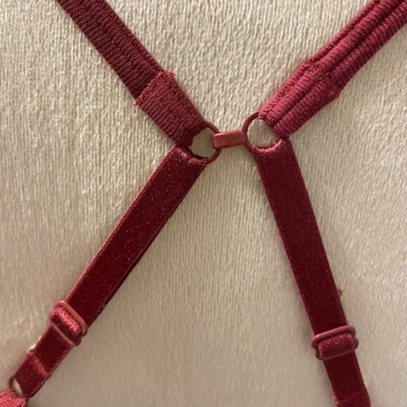 Lululemon Berry Red Sports Bra - Adjustable Straps, Low-Impact, A-C Cup, size 8 - Picture 4 of 7